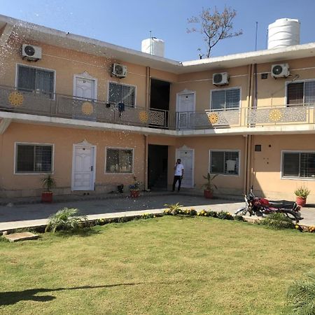 Hotel Islamabad Crown Равалпинди Экстерьер фото